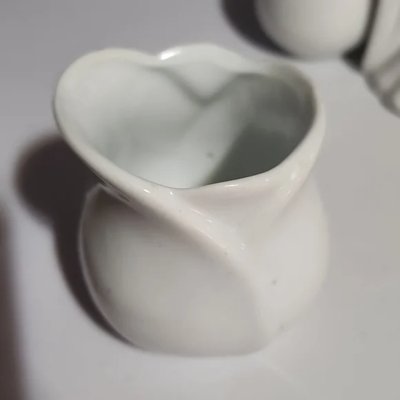 ASSORTMENT OF WHITE CERAMICS. - Picture 8 of 13